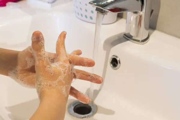 Bijgesneden Beeld Van Meisje Wassen Haar Handen Met Zeep — Stockfoto