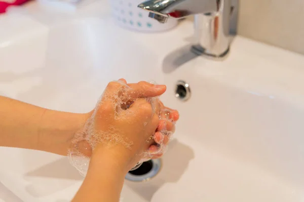 Imagem Cortada Menina Lavar Mãos Com Sabão — Fotografia de Stock