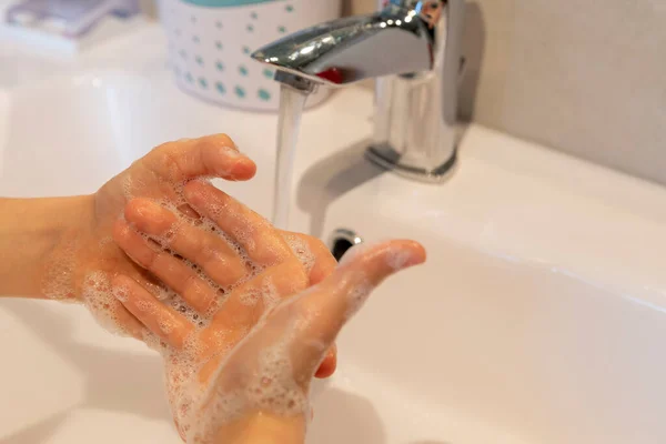 Imagem Cortada Menina Lavar Mãos Com Sabão — Fotografia de Stock