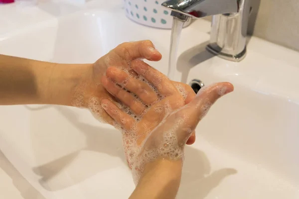 Przycięty Obraz Dziewczyny Myjącej Ręce Mydłem — Zdjęcie stockowe