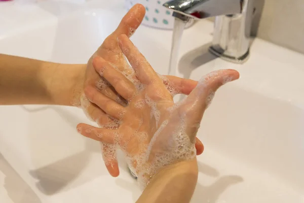 Beskärd Bild Flicka Tvätta Händerna Med Tvål — Stockfoto