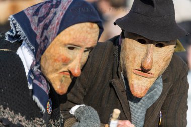 Eski Sauris Karnavalı. Geleneksel tahta maskeler. İtalya