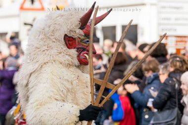 Eski Sauris Karnavalı. Geleneksel tahta maskeler. İtalya 