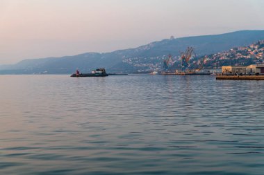 Trieste 'de deniz suyu, liman kasabası, kuzeydoğu İtalya' da Friuli Venezia Giulia bölgesi.