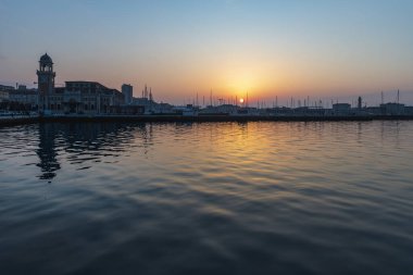 Denizin üzerinde günbatımı gökyüzü, Trieste şehri, liman kasabası, kuzeydoğu İtalya 'da Friuli Venezia Giulia bölgesi