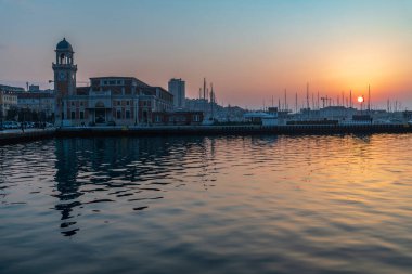 Denizin üzerinde günbatımı gökyüzü, Trieste şehri, liman kasabası, kuzeydoğu İtalya 'da Friuli Venezia Giulia bölgesi