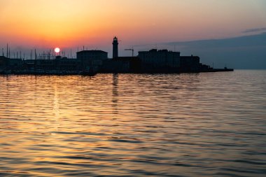 İtalya 'nın Trieste limanının üzerinde gün doğumu