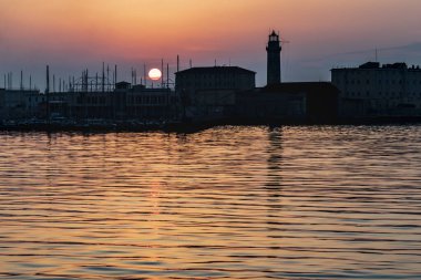 İtalya 'nın Trieste limanının üzerinde gün doğumu
