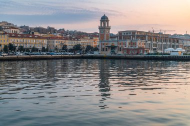 Trieste 'de deniz suyu, liman kasabası, kuzeydoğu İtalya' da Friuli Venezia Giulia bölgesi.