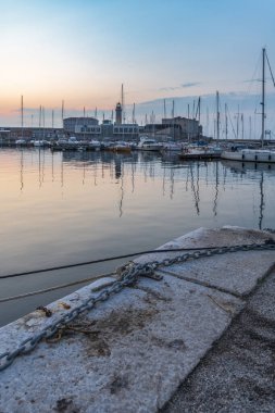 Denizin üzerinde günbatımı gökyüzü, Trieste şehri, liman kasabası, kuzeydoğu İtalya 'da Friuli Venezia Giulia bölgesi