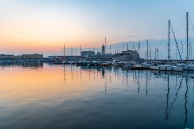 Denizin üzerinde günbatımı gökyüzü, Trieste şehri, liman kasabası, kuzeydoğu İtalya 'da Friuli Venezia Giulia bölgesi