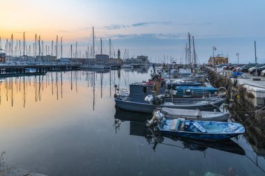 Denizin üzerinde günbatımı gökyüzü, Trieste şehri, liman kasabası, kuzeydoğu İtalya 'da Friuli Venezia Giulia bölgesi