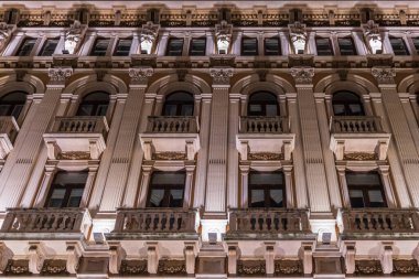 Gece vakti, Trieste şehir mimari cephesi, İtalya 'nın kuzeydoğusundaki Friuli Venezia Giulia bölgesi.