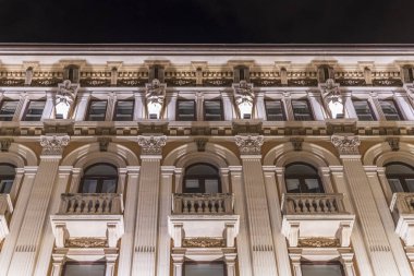 Gece vakti, Trieste şehir mimari cephesi, İtalya 'nın kuzeydoğusundaki Friuli Venezia Giulia bölgesi.