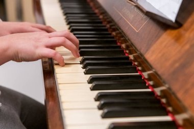 Piyano çalan ellerin görüntüsünü kapat 