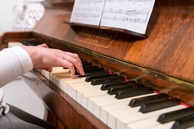 Piyano çalan ellerin görüntüsünü kapat 