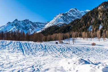 Val Fiscalina, Güney Tyrol, Dağlarda kış mevsimi manzarası 