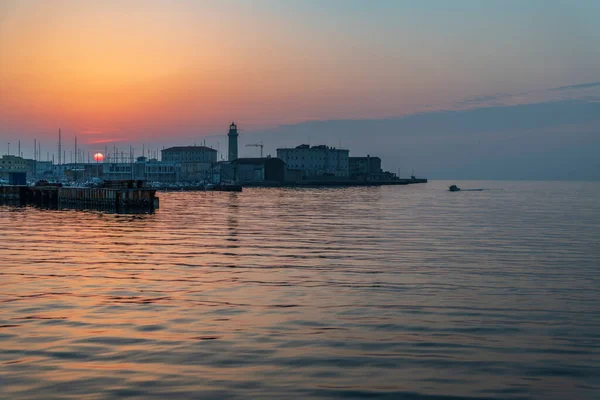 Atardecer Cielo Sobre Mar Ciudad Trieste Ciudad Portuaria Friuli Venezia — Foto de Stock
