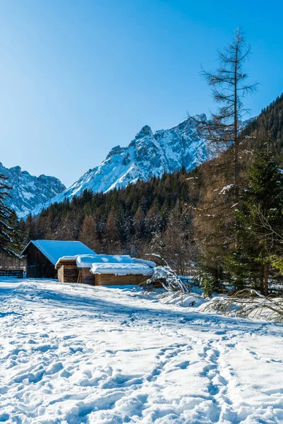 ヴァル フィスカリーナ 南チロル 山や木造小屋で冬の季節の風景 — ストック写真