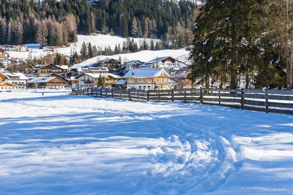 Val Fiscalina Güney Tyrol Dağlarda Ahşap Kulübelerde Kış Mevsimi Manzarası — Stok fotoğraf