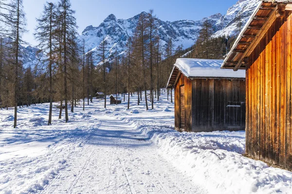 Val Fiscalina Tirol Del Sur Paisaje Temporada Invierno Montañas Chozas —  Fotos de Stock