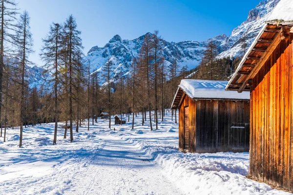 Val Fiscalina Südtirol Winterlandschaft Bergen Und Holzhütten — Stockfoto