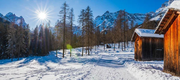 Val Fiscalina Südtirol Winterlandschaft Bergen Und Holzhütten — Stockfoto
