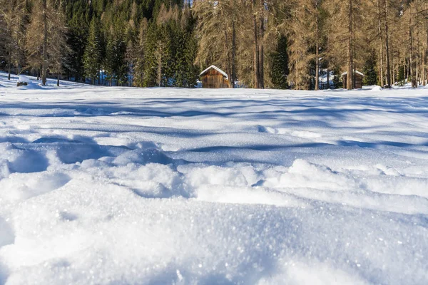 Val Fiscalina Jižní Tyrolsko Zimní Krajina Horách Dřevěných Chatách — Stock fotografie