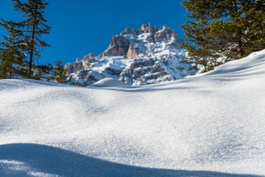 Val Fiscalina, Güney Tyrol, Dağlarda kış mevsimi manzarası 