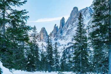 Val Fiscalina, Güney Tyrol, Dağlarda kış mevsimi manzarası 