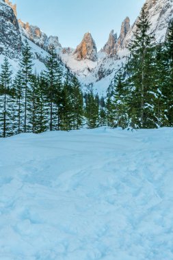 Karlı dağlık doğa manzarası, Sesto, İtalya