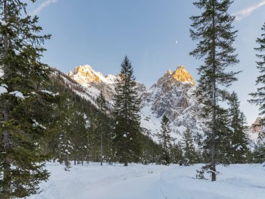 Karlı dağlık doğa manzarası, Sesto, İtalya