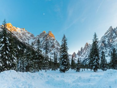 Karlı dağlık doğa manzarası, Sesto, İtalya