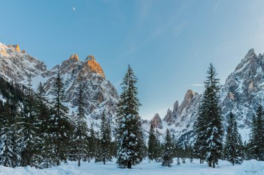 Karlı dağlık doğa manzarası, Sesto, İtalya