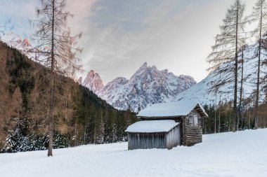 Karlı dağlık doğa manzarası, Sesto, İtalya