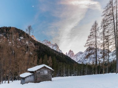 Karlı dağlık doğa manzarası, Sesto, İtalya