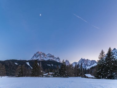 Karlı dağlık doğa manzarası, Sesto, İtalya