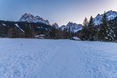 Karlı dağlık doğa manzarası, Sesto, İtalya