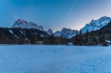 Karlı dağlık doğa manzarası, Sesto, İtalya