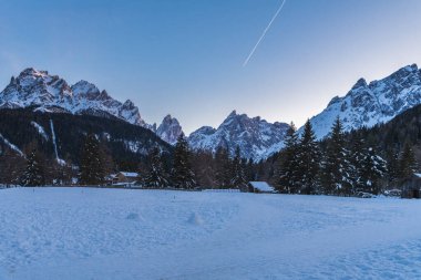 Karlı dağlık doğa manzarası, Sesto, İtalya