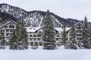 Donmuş göl Braies karla kaplı, İtalya