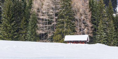 Donmuş göl Braies karla kaplı, İtalya