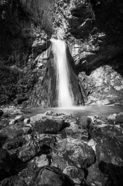 İpek suyu. Siyah ve beyaz şelaleler. Friuli.