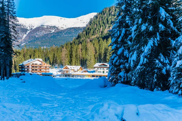 Val Fiscalina Południowy Tyrol Krajobraz Sezonu Zimowego Górach Drewniane Chaty — Zdjęcie stockowe
