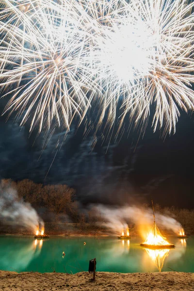 Фейерверки Ночью Озере Новогодний Фон — стоковое фото