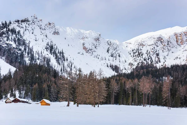 Zamarznięte Jezioro Braies Pokryte Śniegiem Włochy — Zdjęcie stockowe