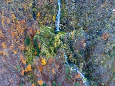 Yukarıdan Fontanon di Goriuda. Duygusallığın sonbaharı. Friuli.