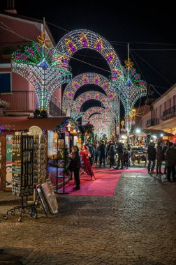 İtalyan şehrinde güzel bir gece manzarası