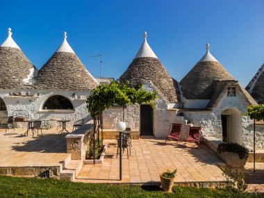 Konik çatıları olan eşsiz Trulli evleri, Alberobello, küçük bir kasaba ve Metropolitan Şehri Bari, Apulia, Güney İtalya, UNESCO Dünya Mirası komünü