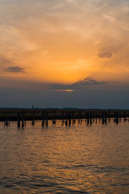 Gün batımı gökyüzü ve deniz suyu dalga dalga dalgaları, Murano Burano